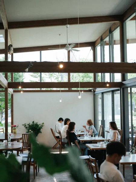 Enlee店内、緑と自然光に満ちた空間