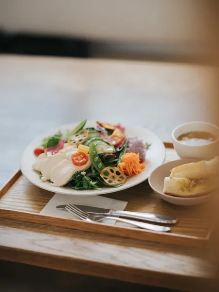 Enleeの自家製鶏ハムとアボカドの農園サラダランチ